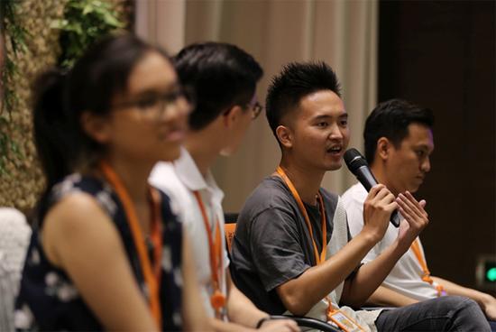 图／从香港来阿里巴巴实习的大学生们与林郑月娥一行交流