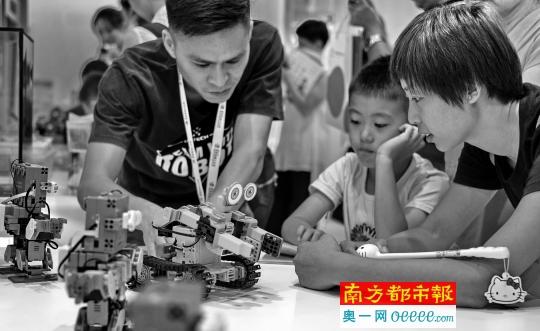 8月24日，观众在世界机器人大会现场参加互动活动 （新华社发）