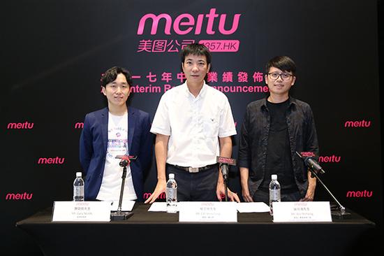 美图公司CFO兼联席公司秘书颜劲良(左)、美图公司创始人兼董事长蔡文胜(中)、美图公司创始人兼CEO吴欣鸿(右)出席美图2017中期业绩会。
