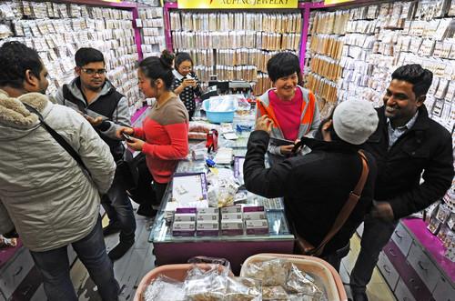 资料图片：几位印度客商在义乌国际商贸城选购饰品。新华社记者 谭进 摄