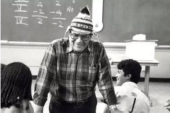 传奇教师拿着菜刀走进教室 把400个混混送进耶