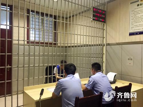 审讯室内,犯罪嫌疑人王某情绪一度失控,泣不成声。