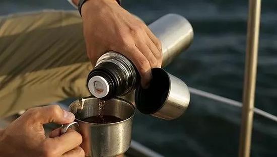 那个坐头等舱的中年男人:自称15万出场费是税