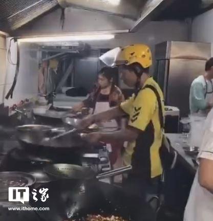 美团外卖小哥确认进商家后厨炒菜 公司:骑手已离职|美团|炒菜|骑手_新浪财经_新浪网