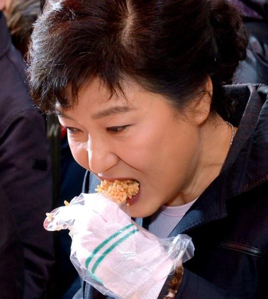2012年11月，总统候选人朴槿惠现身传统市场，购买糕点并品尝