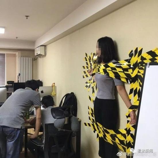 闫闯公司员工被曝因违反交规被罚“上墙”（图片来自微博）