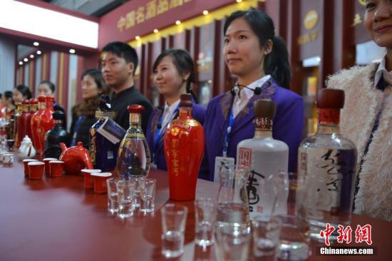 资料图:酒业博览会上展出的白酒。中新社发 张浪 摄