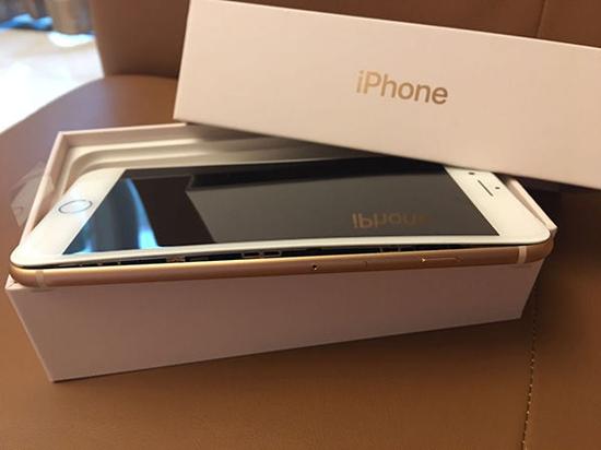 ▲刘先生新购买的iPhone 8 Plus拆包后发现爆裂（图片来源：澎湃新闻）
