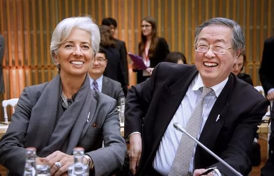 当地时间2016年3月31日,法国巴黎,G20国财长和央行官员们召开国际货币体系会议,就如何改善全球金融渠道为下次危机做准备进行讨论。中国央行行长周小川出席会议,与国际货币基金组织(IMF)总裁拉加德交谈。供图/视觉中国