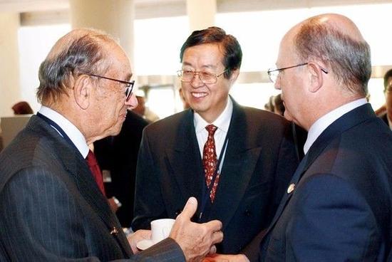  2003年9月21日，中国人民银行行长周小川（中）与美联储主席格林斯潘（左）和国际清算银行总经理马尔科姆·奈特（右）在国际货币基金组织决策机构国际货币和金融委员会会议开始前交谈。供图/新华社