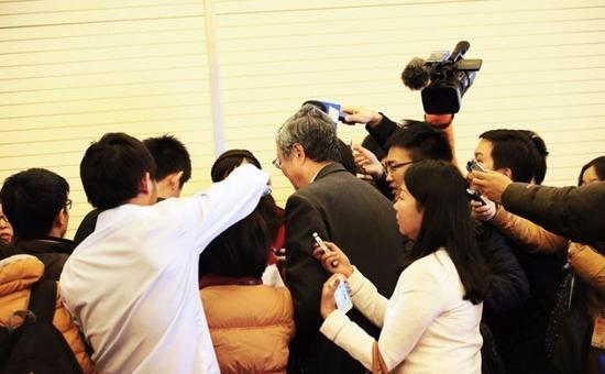 国内的互联网金融热始自2012 年,随后的2013 年被称为“互联网金融元年”。以“余额宝”为代表的互联网金融产品,在引来公众追捧的同时,也引发了监管层的注意。图/本刊资料库