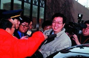 2001年8月,记者访问时任证监会主席周小川。图/本刊资料库