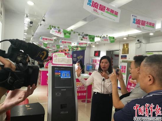 中国电信广西公司一位小CEO在给媒体讲解当地营业厅的日常工作。中国青年报·中青在线记者 潘圆/摄