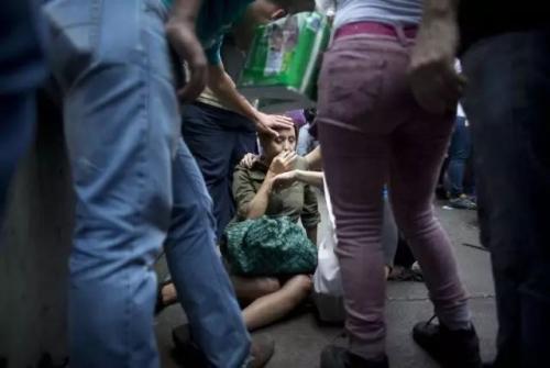 2016年5月5日下午，委内瑞拉加拉加斯，Irama Carrero在杂货店外面排队。卡雷罗说，她当天还没有吃东西，已经排了几小时队。她突然晕倒，头磕在水泥地上，随后开始呕吐。她的头砸到水泥地，清醒后开始呕吐。