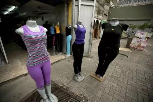 2014年8月26日，委内瑞拉加拉加斯市中心，一间商店推销加大号衣服。委内瑞拉政府发起一场公关宣传，避免因肥胖者增多导致公共健康问题。
