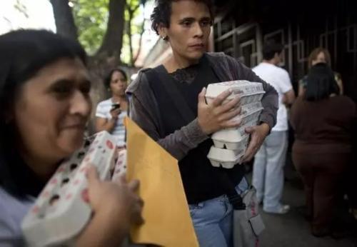 2016年1月27日，人们以政府指定的价格购买鸡蛋，委内瑞拉的鸡蛋供应出现短缺。