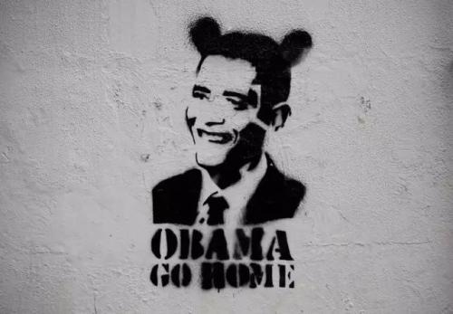 加拉加斯街道墙上“奥巴马滚蛋”的口号。委内瑞拉总统马杜罗经常在社交媒体上煽动反美。