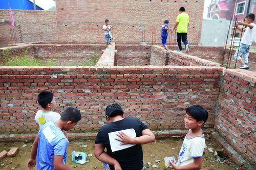 北六村一处停建的房舍，放学后的学生在玩撕名牌游戏。