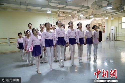 2017年4 月6日，河北安新县端村小学，同学们踮起脚尖学跳芭蕾。她们被媒体誉为“乡村小天鹅”。财新记者 杨一凡 图/视觉中国