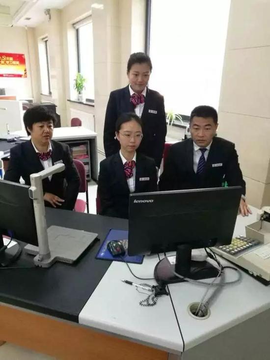 中国银行总行及各地分行集中收听收看十九大开