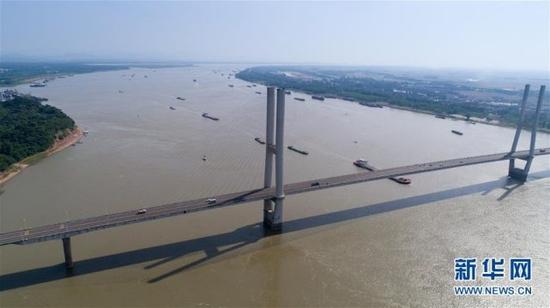 　这是航拍的安徽铜陵长江大桥（5月10日摄）。新华社记者 郭晨 摄“， （来自：新华网）
