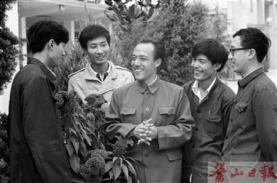 1984年，鲁冠球（中）和刚来到杭州万向节厂的4名大学毕业生交谈，鼓励他们干一番事业。
