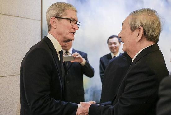 朱镕基与清华经管学院顾问委员会委员、苹果公司首席执行官蒂姆?库克（Tim Cook）亲切握手交谈