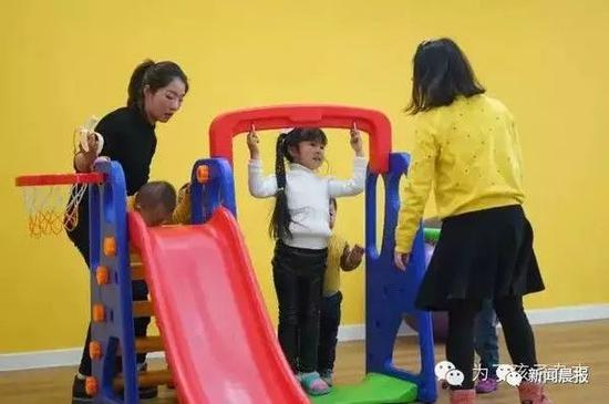 想象一下,“白领爸爸妈妈们在办公室敲着键盘,而宝宝就在你附近楼层里唱着歌谣,玩着游戏……”