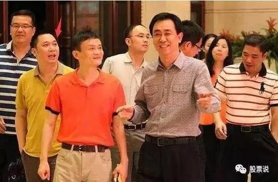 同样在2014年底,黄有龙在资本市场上出手,耗资31亿港币,入股阿里影业,成为阿里影业第二大股东。