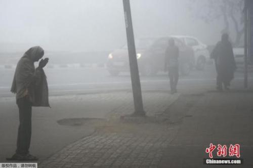 资料图:当地时间2016年12月8日,印度新德里雾霾天气持续,能见度低。