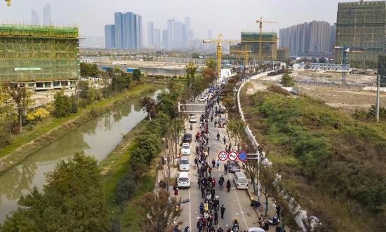 11月15日，南京河西10家楼盘进行开售登记，众多购房者早早来到楼盘售楼处排队买房。