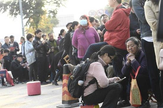 2017年11月15日上午8点，河西10处新盘同时开启24小时不间断验资登记报名，而早在11月14日晚上，就有人提前到售楼处排队。