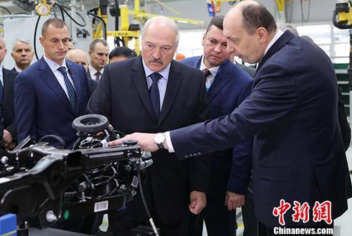 卢卡申科在了解车辆零部件。 中新社记者 王修君 摄