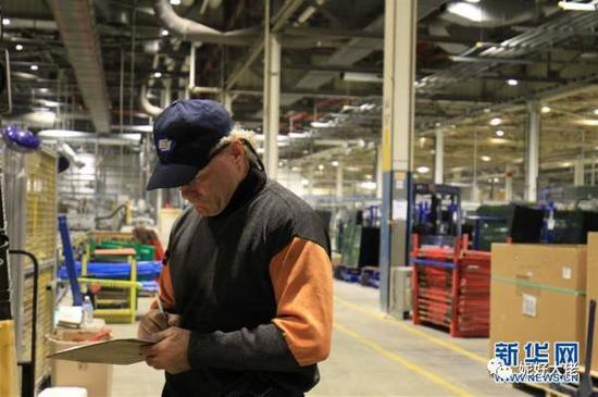 美国工厂内的工人在记录生产数据。