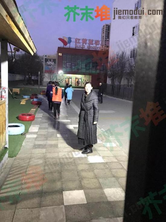 看到被堵，园长和幼儿园工作人员返回幼儿园内（芥末堆摄）