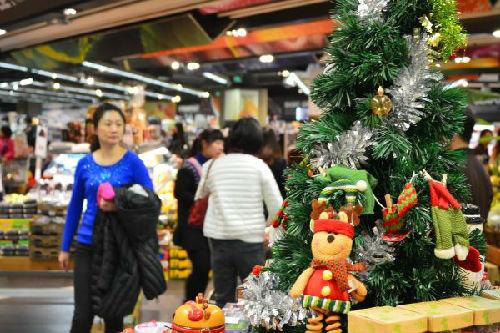资料图：消费者在济南一家商城内购物。（新华社）
