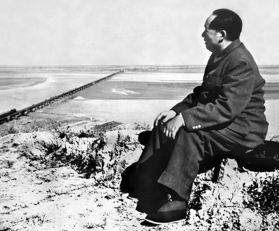 在黄河国家地质公园临河广场附近,有一座小顶山。1952年10月,毛泽东同志曾在这里登高远眺黄河。远处是郑州黄河铁路桥。