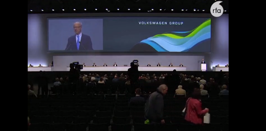 尴尬!大众汽车董事长股东大会被扔蛋糕,遭灵魂三问
