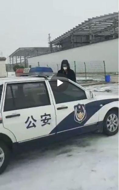  （新疆某地区警察强制关闭矿场）