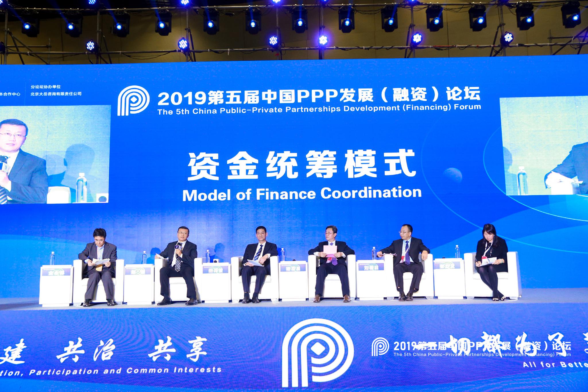 凯旋门娱乐官方网app-四个闺蜜发现四条流浪狗,这么巧遇到的刚刚好,好有爱的姑娘们