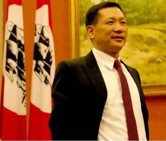 他有些激动地说: