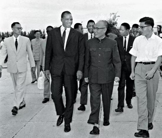 1964年8月23日,时任中国人民银行行长曹菊如(右二)热情会见前来我国访问的几内亚中央银行行长巴尔代·乌斯曼。