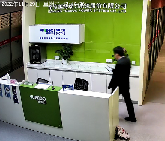 “全武行”视频来了!签协议前是否遭“胁迫”?这家公司两任董事长发声......