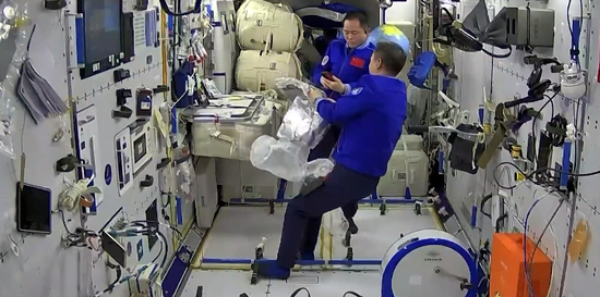 天上怎么过“五一”？抬头快看！