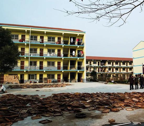 　（湖北孝感市，一所停办的小学被用于养殖虎皮鹦鹉。）