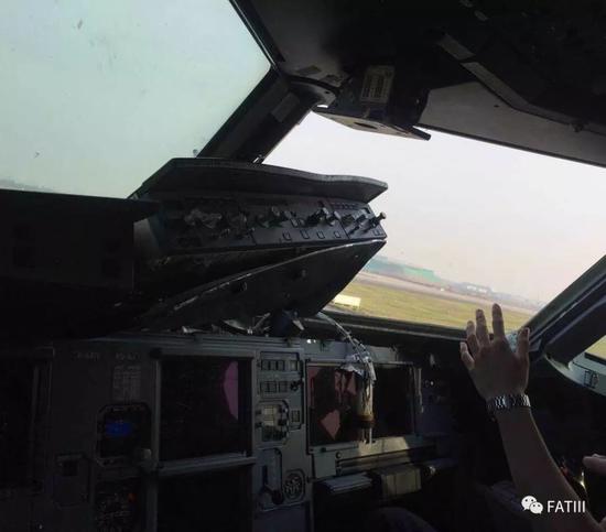 川航航班巡航高度前风挡脱落 飞机平安着陆