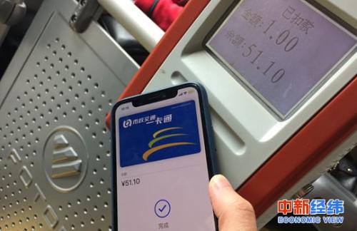 北京苹果用户在体验刷iPhone乘公交 中新经纬 常涛 摄