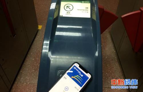 北京苹果用户在体验刷iPhone乘地铁 中新经纬 常涛 摄