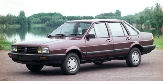 1983年第一辆国产桑塔纳组装下线，图源大众汽车官方微博