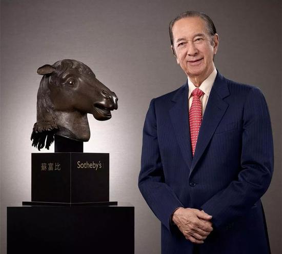 2003 及2007年,何鸿燊曾两度出手,将流失海外的圆明园大水法猪首及马首铜像买下,并送回北京。